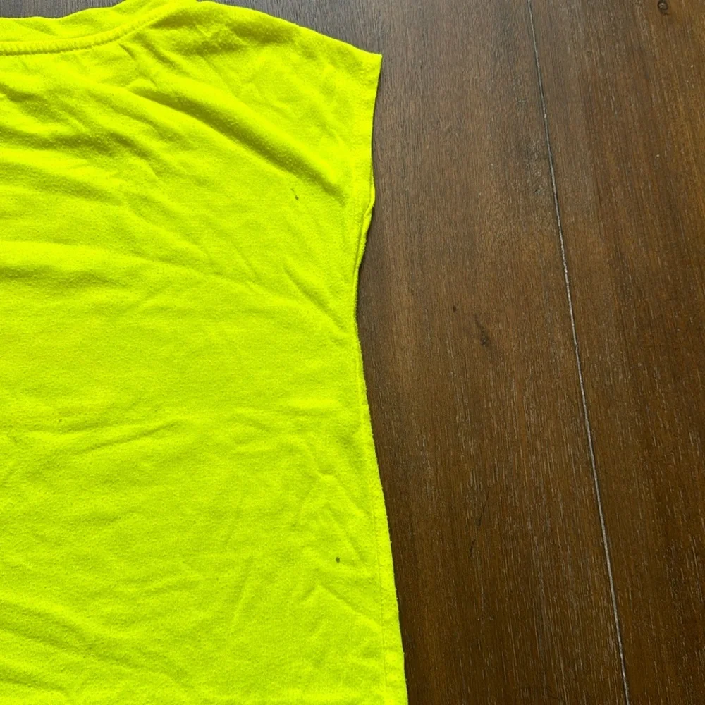 Size 6-7YRS Nike bright just do it tee